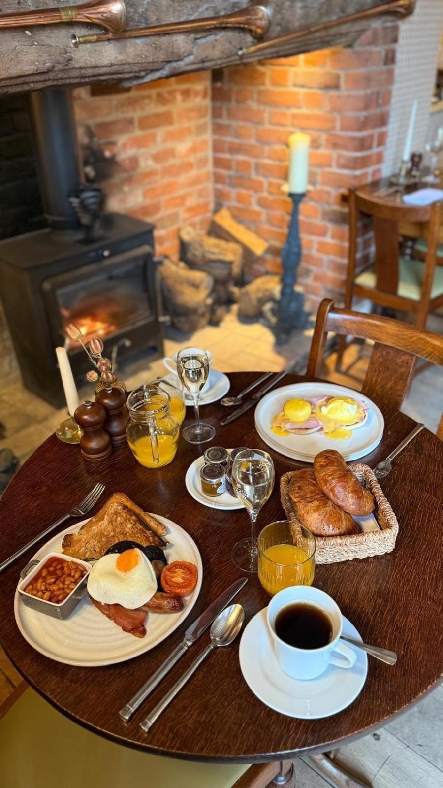 The Crown, Bildeston Hotel ภายนอก รูปภาพ